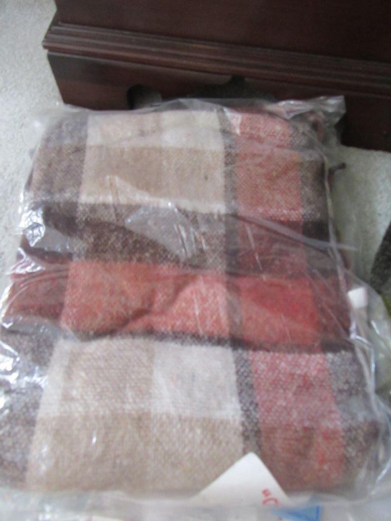 TUCK ONCE GRIPS. TRAVEL RUG AND SCARF
