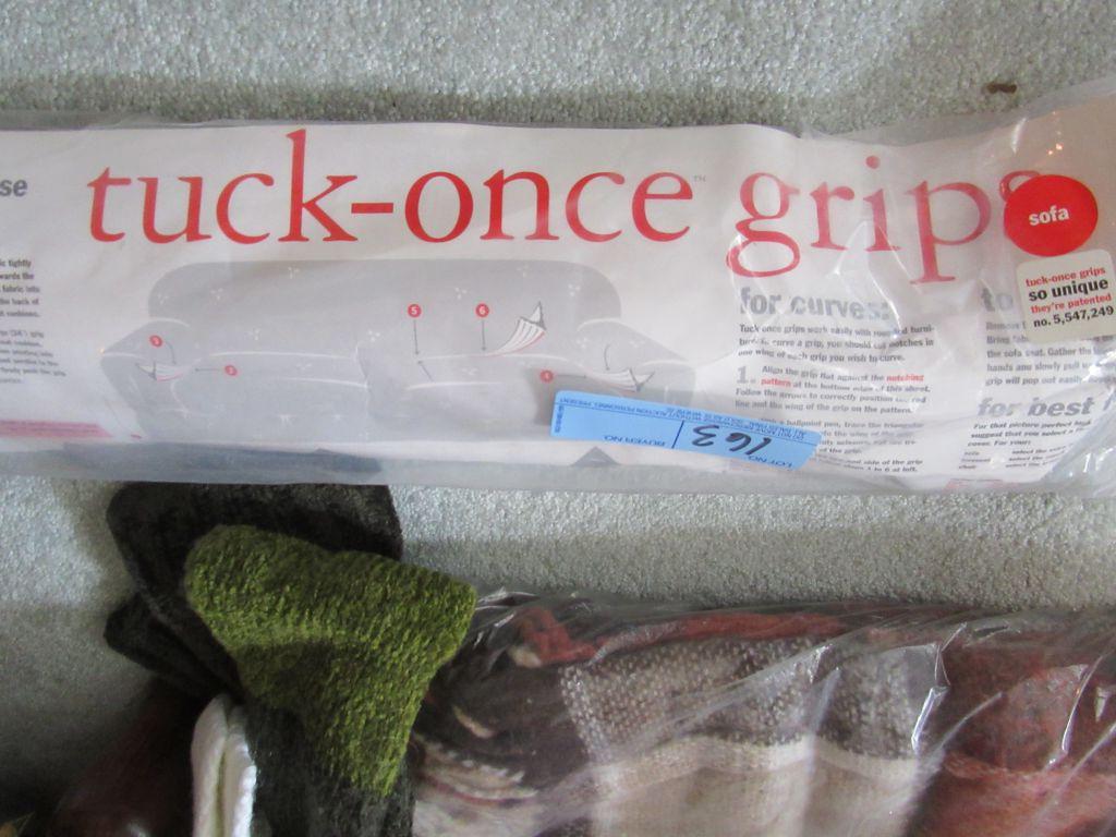 TUCK ONCE GRIPS. TRAVEL RUG AND SCARF