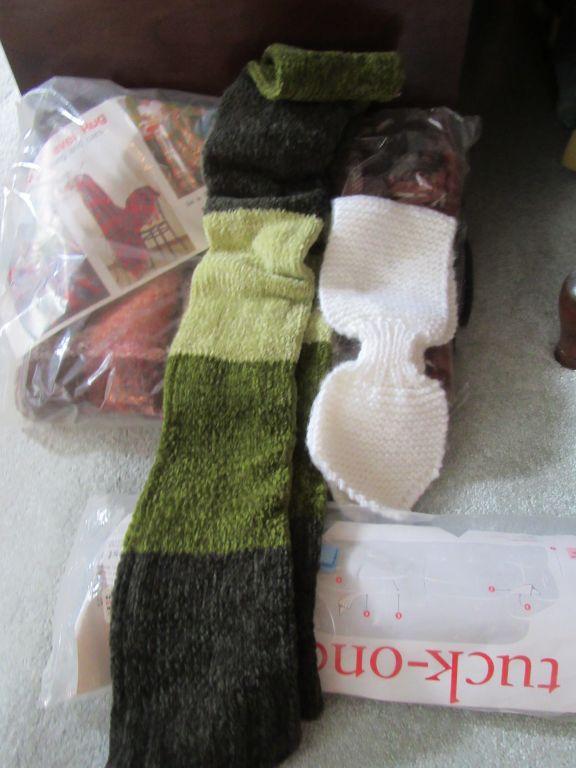 TUCK ONCE GRIPS. TRAVEL RUG AND SCARF