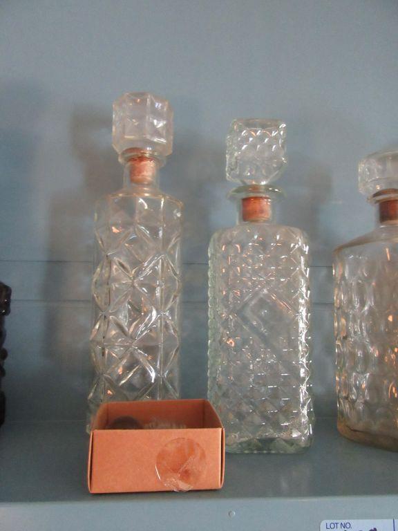 GLASS DECANTERS WITH EXTRA STOPPERS