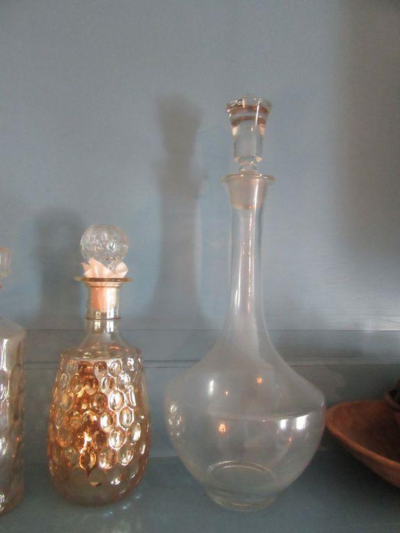 GLASS DECANTERS WITH EXTRA STOPPERS
