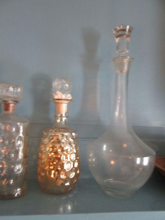 GLASS DECANTERS WITH EXTRA STOPPERS