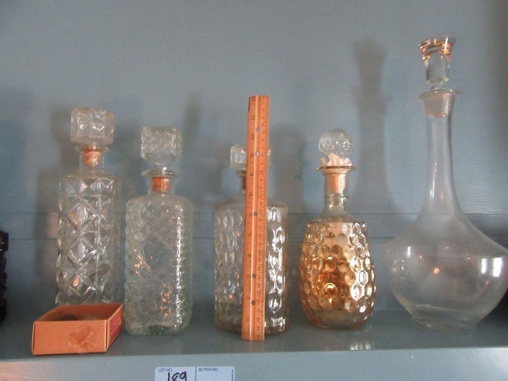 GLASS DECANTERS WITH EXTRA STOPPERS
