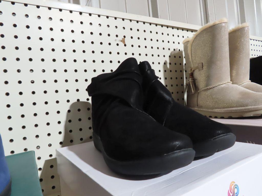 Clarks cloud steppers size 9M black boots