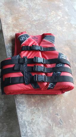 One small/medium full throttle life jacket