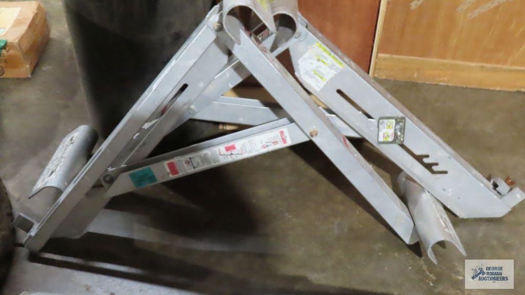 Pair of aluminum ladder jacks