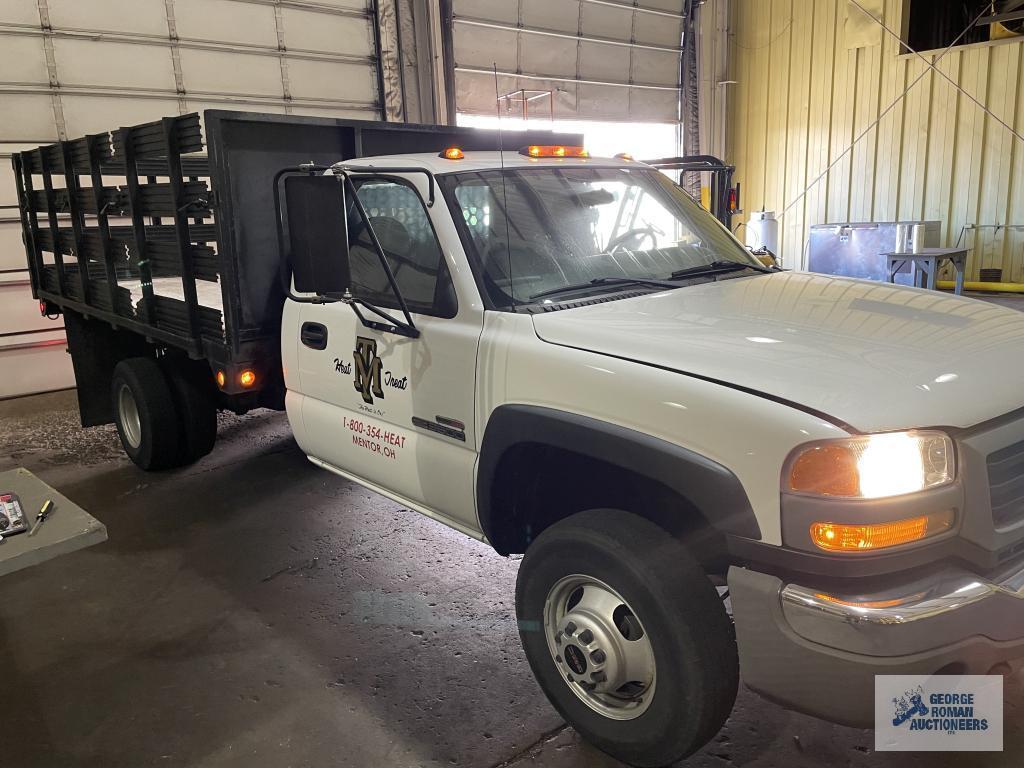 2005 GMC STAKE BED TRUCK. VIN: 1GDJC34245E326026. MILEAGE: 16,429.