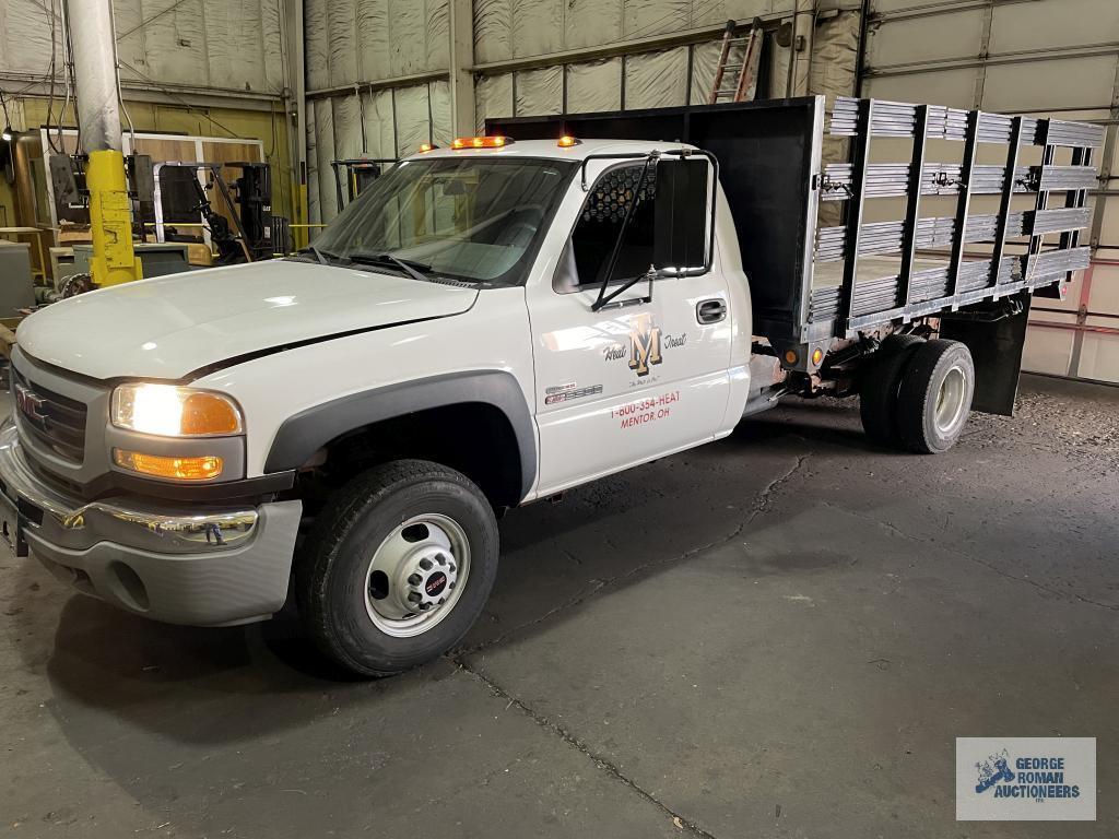 2005 GMC STAKE BED TRUCK. VIN: 1GDJC34245E326026. MILEAGE: 16,429.