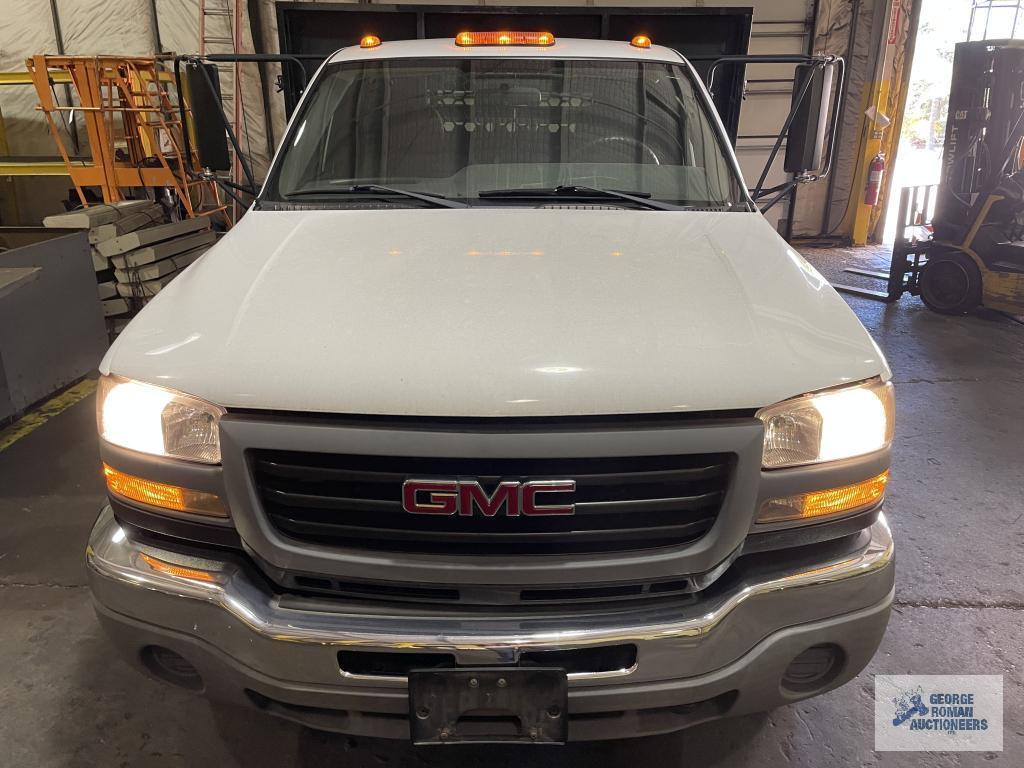 2005 GMC STAKE BED TRUCK. VIN: 1GDJC34245E326026. MILEAGE: 16,429.