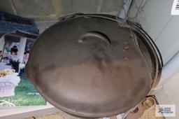 cast iron Dutch oven with handle