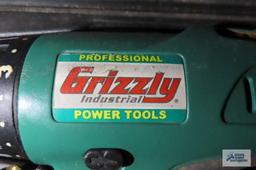 Grizzly 18 volt drill with charger, one battery and case