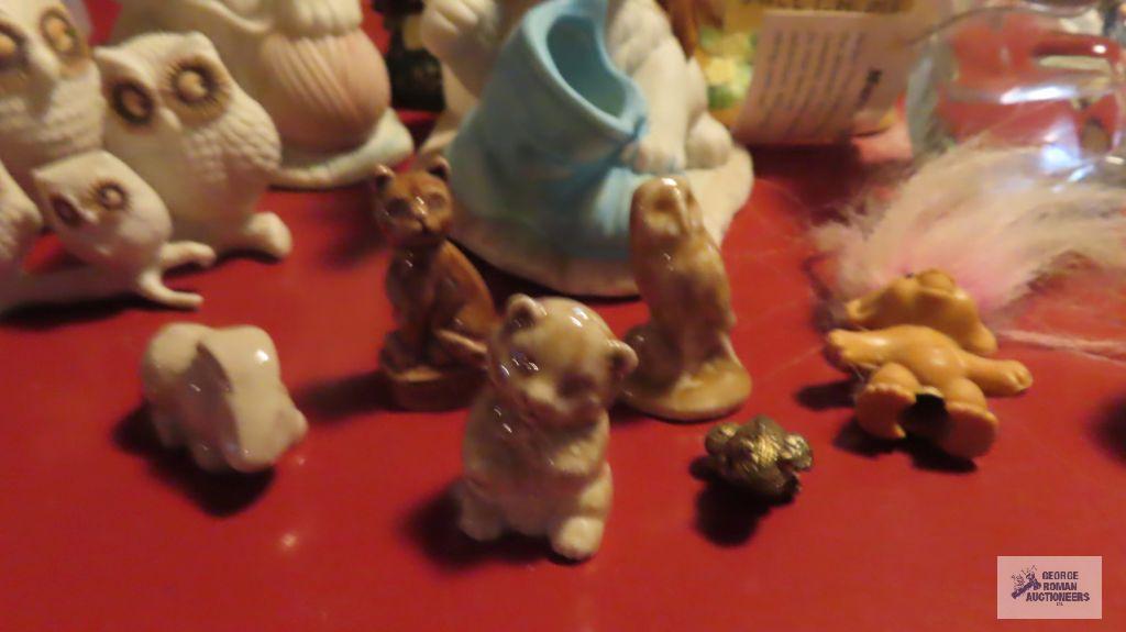 Small figurines, including Fenton glass bear