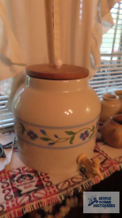 Pottery water or lemonade container