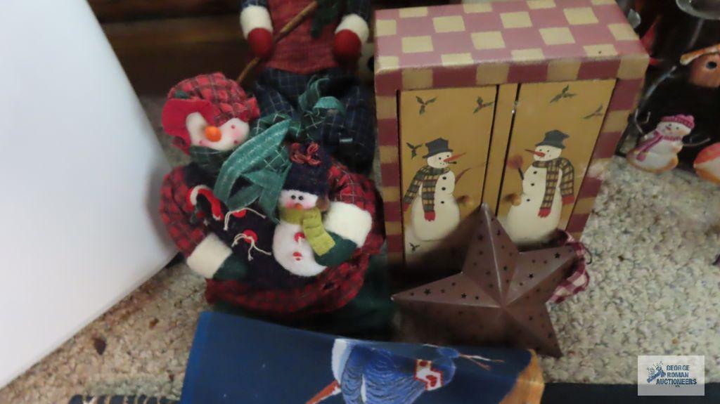 Longaberger plates. Snowman decorations. Table runners.