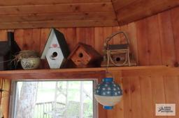 Lot of birdhouse decorations and etc