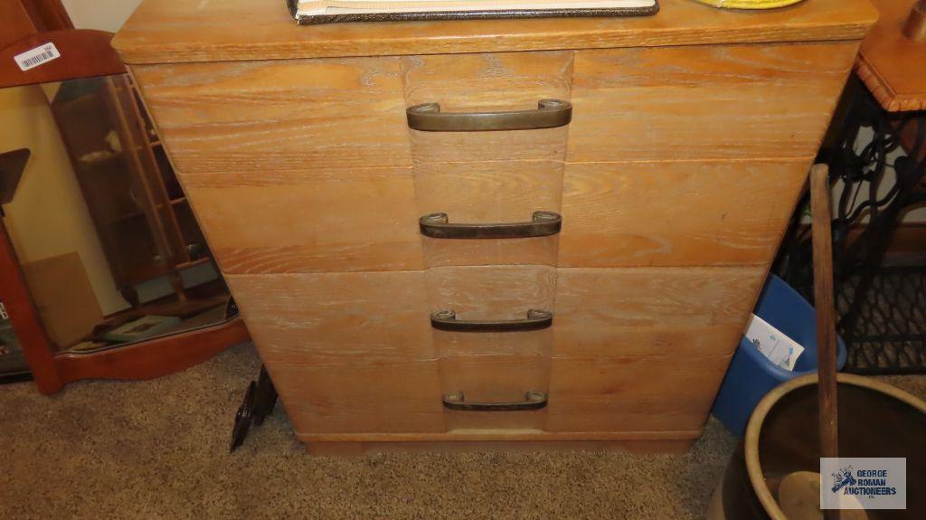 Six drawer chest of drawers and matching four drawer chest of drawers