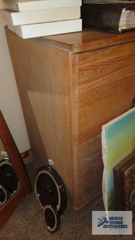 Six drawer chest of drawers and matching four drawer chest of drawers