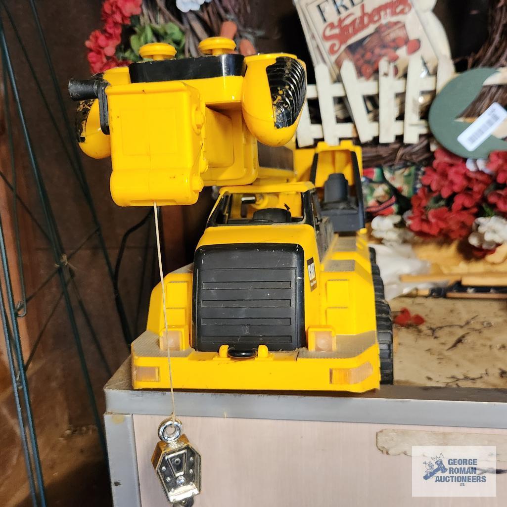 Remote control toy caterpillar crane