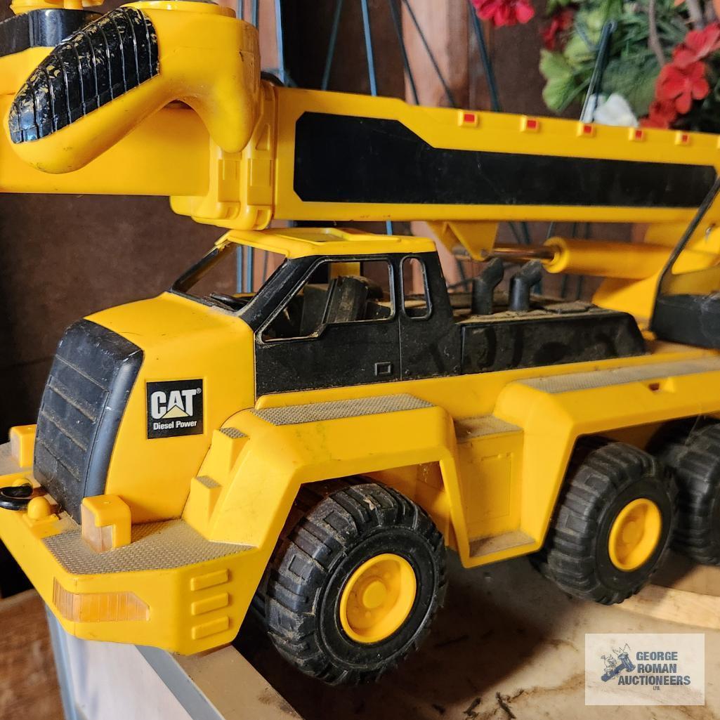 Remote control toy caterpillar crane