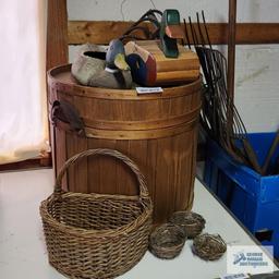 Wooden garden barrel, wooden duck figurines, basket and wicker nests