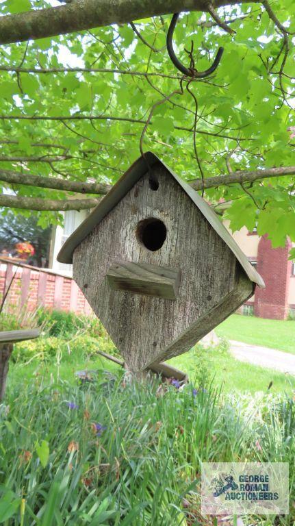 Lot of bird houses and etc