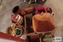 Lot of baskets of different sizes and shapes. Copper basket.