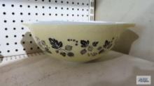 Pyrex mixing bowl set