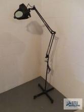 Adjustable arm magnifying floor lamp