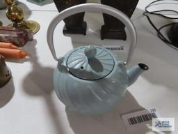 Cast iron teapot with infuser