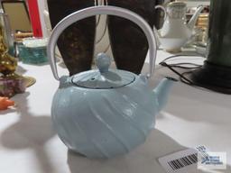 Cast iron teapot with infuser