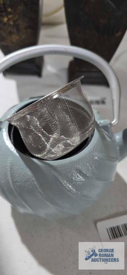 Cast iron teapot with infuser