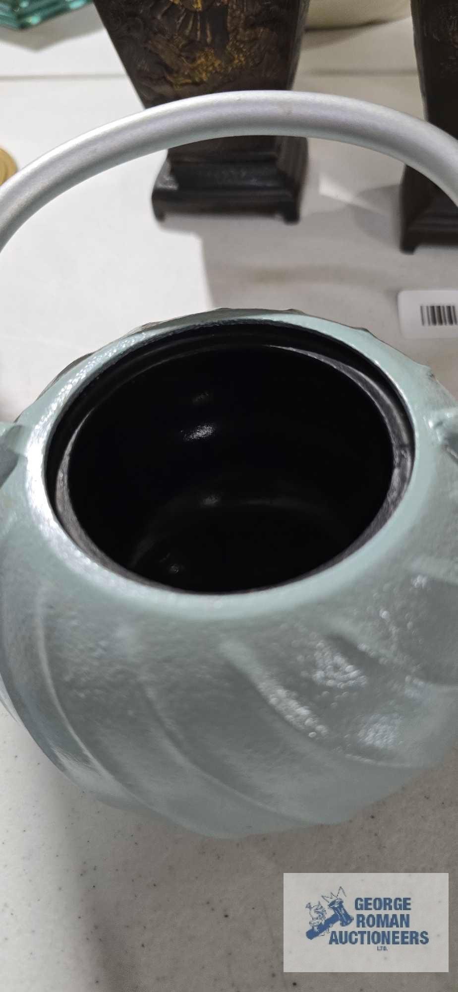 Cast iron teapot with infuser