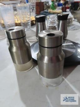 Fa-mili digital scale and salt and pepper shakers