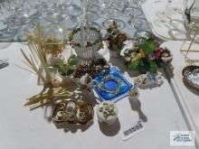 Miniature tea set, ceramic floral decorations, ceramic basket decoration, etc