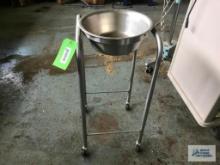STAINLESS STEEL BOWL ON WHEELS