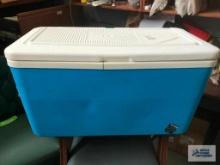 FREE SPIRIT COOLER. LID BROKEN.