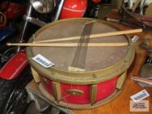 Mastro snare drum with sticks