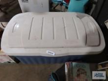 Rubbermaid tote with lid. lid is cracked