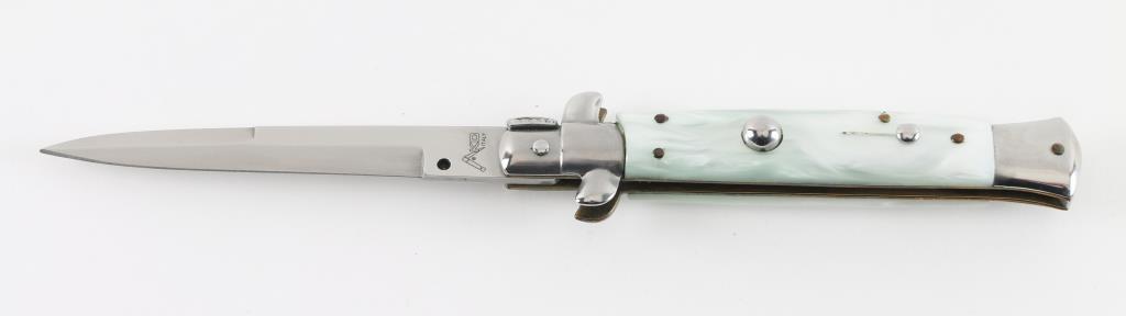 AKC Switchblade