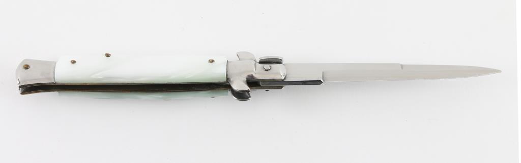 AKC Switchblade