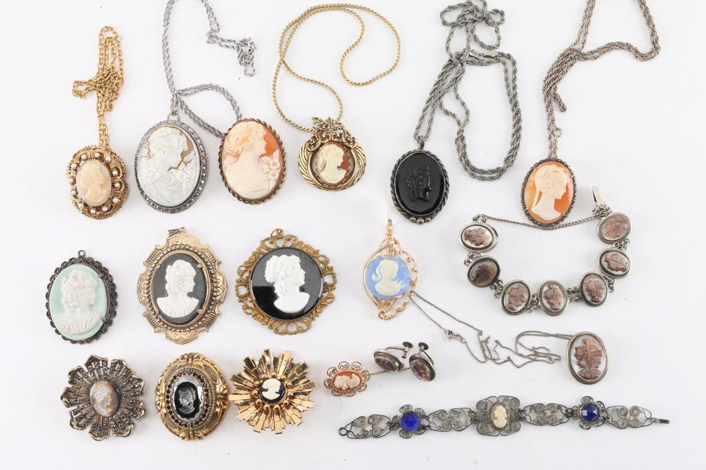 Lot of 18 Cameos.