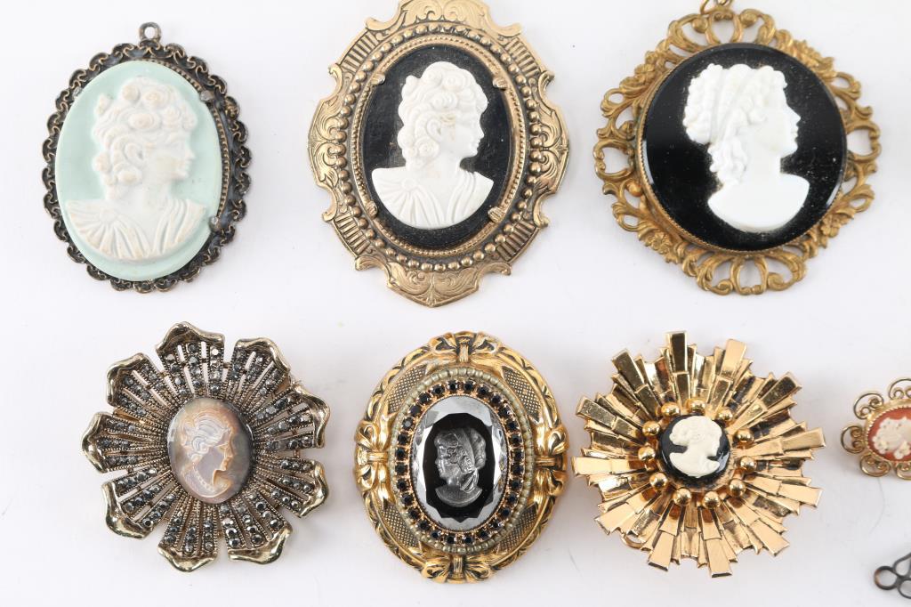 Lot of 18 Cameos.