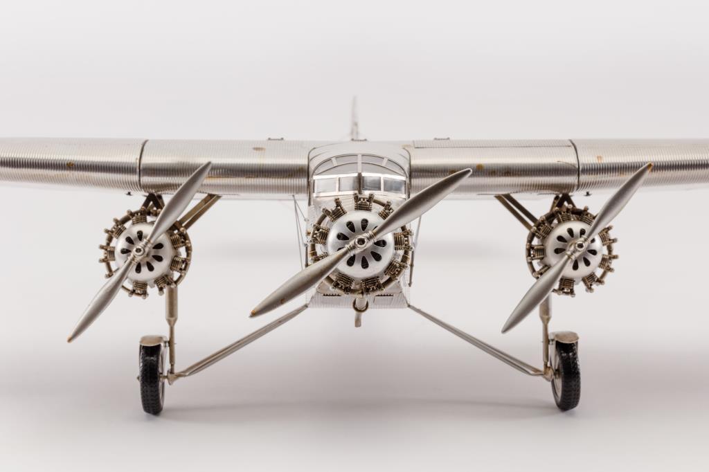 19PR-5 METAL MODEL OF AIRCRAFT