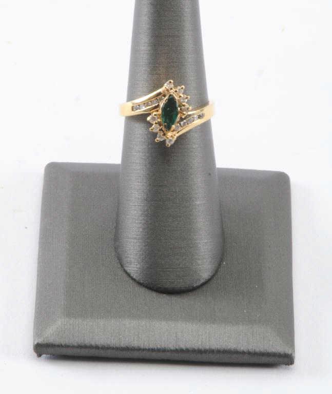 19RPS-40 EMERALD & DIAMOND RING