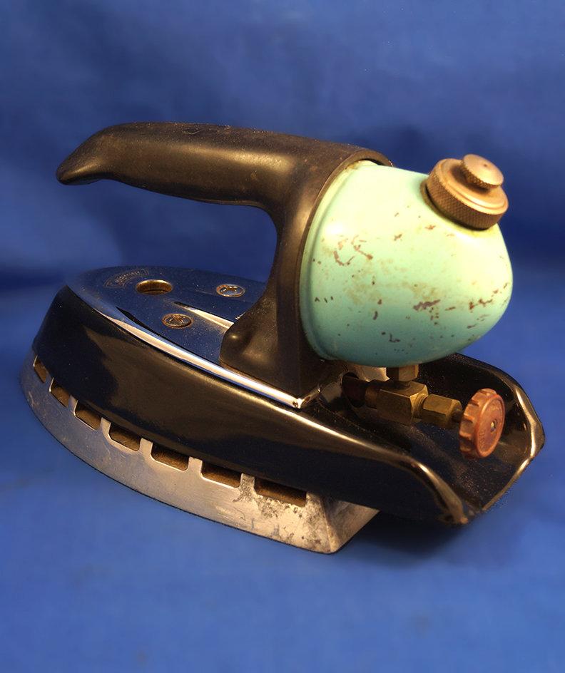 Coleman gas/kerosine iron, model 615, made in Canada, Ht 5 1/2", base 7 3/4" long