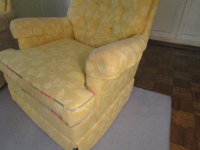 Tufted Back Swivel Chair
