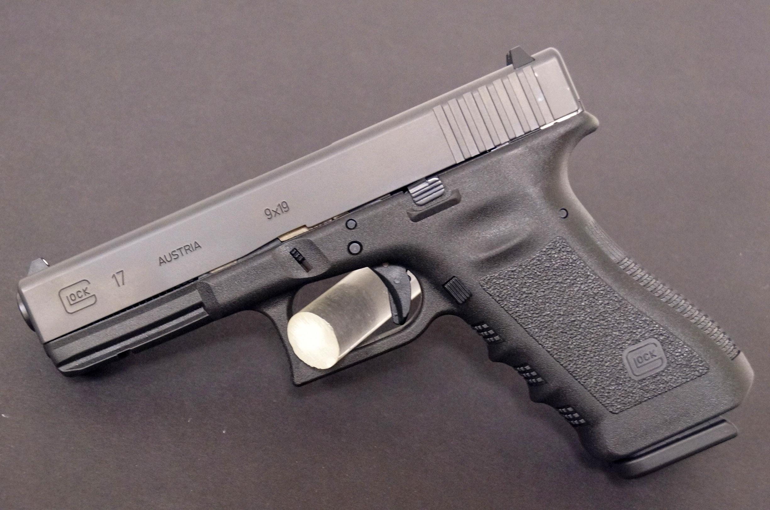 Glock 17 Gen 3 9mm Semi-Automatic Pistol w/ 2 Magazines in Case