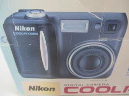 Nikon Coolpix 885 Camera in Original Box