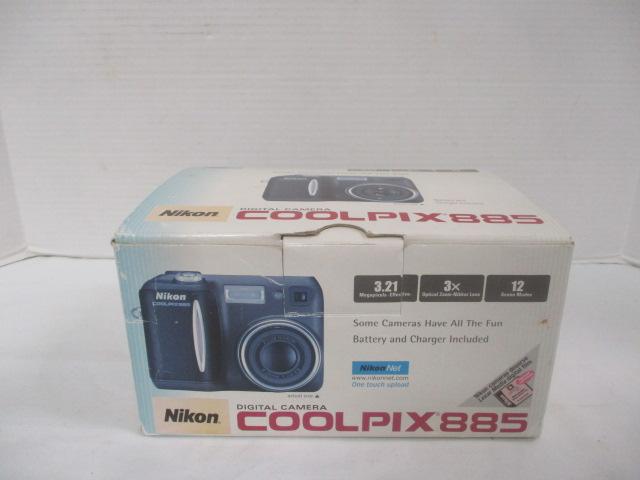 Nikon Coolpix 885 Camera in Original Box