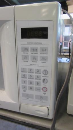 GE White Turntable Microwave